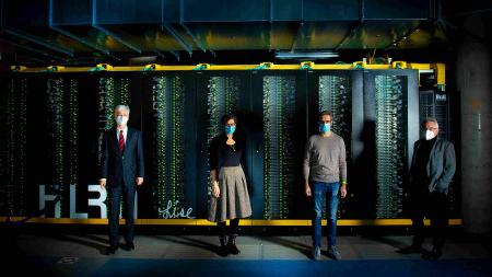 Das Gruppenfoto (oben) entstand vor dem Supercomputer "Lise", benannt nach Lise Meitner Foto: rbb/Gundula Krause 2020