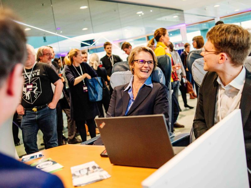 Image: Anja Karliczek and Stanley Schade at the booth of the MODAL RailLab (c) BMBF/Wissenschaftsjahr 2019